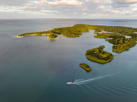 Luftaufnahme der Lagune von Ile aux Cerfs mit Segelboot im wunderschönen Tropenparadies von Anahita, Flacq, Mauritius. - AAEF29729