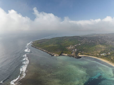 Luftaufnahme der türkisfarbenen Lagune und des Sandstrands von Trou d'Argent, Rodrigues, Mauritius. - AAEF29780