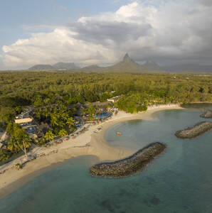 Luftaufnahme eines tropischen Strandresorts, weißer Sandstrand und blauer Ozean, Riviere Noire, Mauritius. - AAEF29806