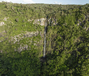 Luftaufnahme eines Wasserfalls, Riviere Noire, Mauritius. - AAEF29809