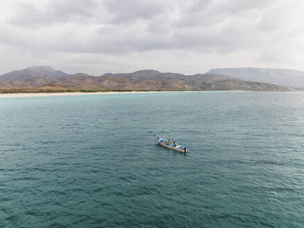 Luftaufnahme des Strandes Shoab mit Boot und Menschen, Socotra, Jemen. - AAEF29875