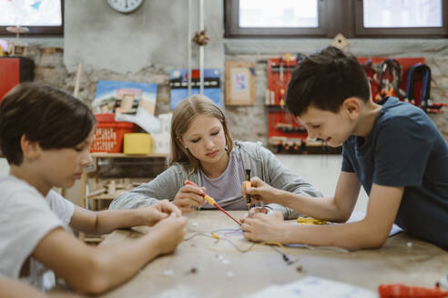 Neugierige Schülerinnen und Schüler bei der Arbeit an einem Robotikprojekt im Technikunterricht in der Schule - MASF44164