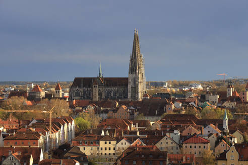 Germany, Bavaria, Regensburg, Historic houses in front of Regensburg Cathedral - JTF02416