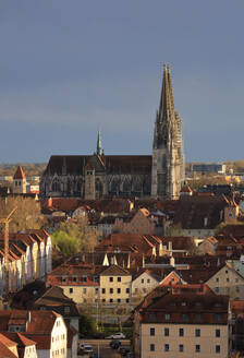 Germany, Bavaria, Regensburg, Historic houses in front of Regensburg Cathedral - JTF02418