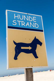 Germany, Schleswig-Holstein, Amrum, Directional sign on sandy beach - EGBF01074