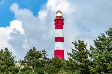Deutschland, Schleswig-Holstein, Amrum, Amrumer Leuchtturm gegen Wolken stehend - EGBF01092