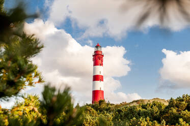 Deutschland, Schleswig-Holstein, Amrum, Amrumer Leuchtturm gegen Wolken stehend - EGBF01095