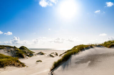 Deutschland, Schleswig-Holstein, Amrum, Sonnenschein über Sandstrand - EGBF01110