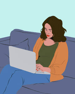 Junge Frau arbeitet von zu Hause aus am Laptop auf dem Wohnzimmersofa - FSIF07086