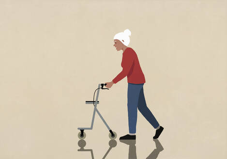 Aktive ältere Frau, die mit einer Gehhilfe spazieren geht - FSIF07185