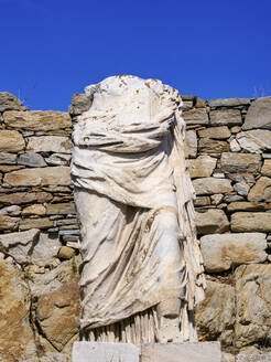 Kopflose Statue im Tempel der Isis, Archäologische Stätte Delos, UNESCO-Weltkulturerbe, Insel Delos, Kykladen, Griechische Inseln, Griechenland, Europa - RHPLF33848