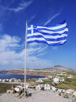 Griechische Flagge an der venezianischen Burg, Dorf Akrotiri, Insel Santorin (Thira), Kykladen, Griechische Inseln, Griechenland, Europa - RHPLF33932