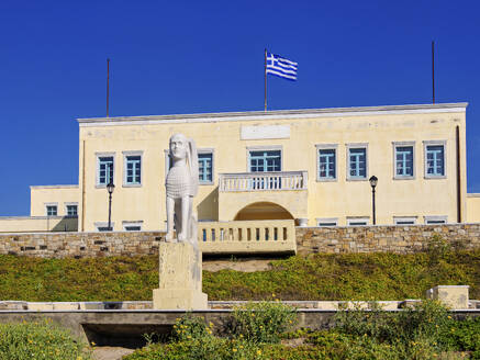 Sphinx der Naxier und Rathaus, Chora, Naxos-Stadt, Insel Naxos, Kykladen, Griechische Inseln, Griechenland, Europa - RHPLF33937