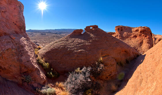 Eine Felseninsel mit einem kleinen Felsenfenster auf der Spitze, genannt Tea Pot Arch, in Ferry Swale in der Glen Canyon Recreation Area in der Nähe von Page, Arizona, Vereinigte Staaten von Amerika, Nordamerika - RHPLF34031