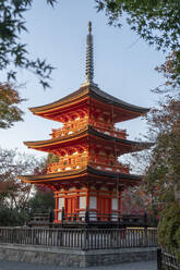 Kiyomizu-dera buddhistischer Tempel und Koyasunoto dreistöckige Pagode mit Herbstfarben, Kyoto, UNESCO Weltkulturerbe, Honshu, Japan, Asien - RHPLF34077