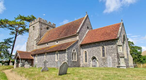 St. Andrew's Church, Teile des Gebäudes stammen aus dem 12. Jahrhundert, Beddingham, nahe Lewes, East Sussex, England, Vereinigtes Königreich, Europa - RHPLF34083