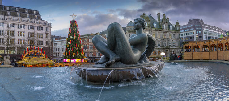 Blick auf Weihnachtsmarktstände und den Flussbrunnen (The Floozie im Jacuzzi), Victoria Square, Birmingham, West Midlands, England, Vereinigtes Königreich, Europa - RHPLF34119