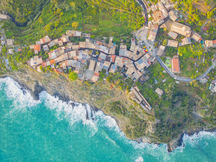 Luftaufnahme der berühmten Ortschaft Corniglia, Nationalpark Cinque Terre, UNESCO-Weltkulturerbe, La Spezia, Ligurien, Italien, Europa, per Drohne - RHPLF34160