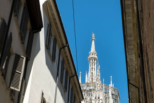 Blick auf den Mailänder Dom (Duomo di Milano), von einer der umliegenden Straßen auf der Piazza del Duomo (Domplatz), Mailand, Lombardei, Italien, Europa - RHPLF34180