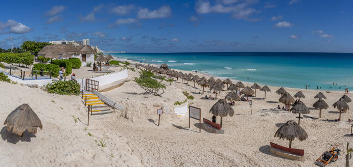 Blick auf den langen weißen Sandstrand am Playa Delfines, Hotelzone, Cancun, Karibikküste, Halbinsel Yucatan, Mexiko, Nordamerika - RHPLF34200