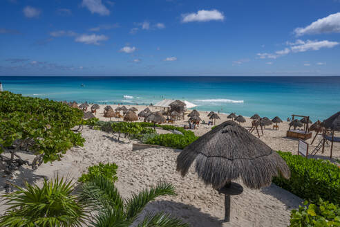 Blick auf den langen weißen Sandstrand am Playa Delfines, Hotelzone, Cancun, Karibikküste, Halbinsel Yucatan, Mexiko, Nordamerika - RHPLF34201