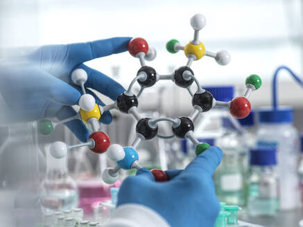 Wissenschaftler mit einem Molekularmodell in einem Labor. - ISF26520