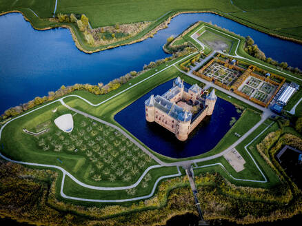 Luftaufnahme eines von Wassergräben und Gärten umgebenen Schlosses. - ISF26645