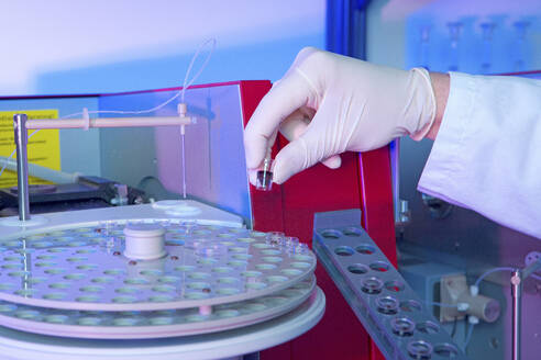 Wissenschaftler, der fortschrittliche Geräte für die medizinische Forschung in einem Labor benutzt - ISF26756