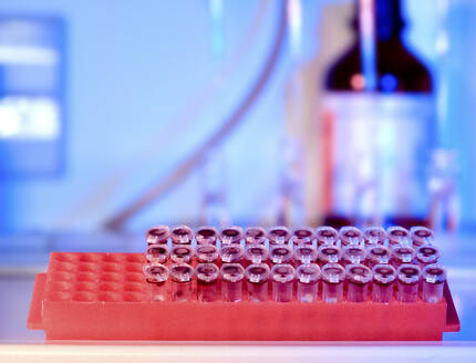 Wissenschaftliche Proben in einer Laborumgebung mit zartblauem Hintergrund - ISF26761