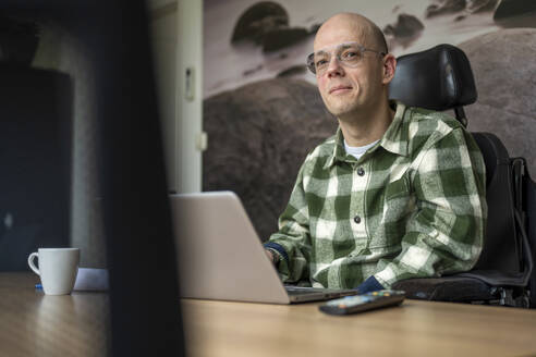 Portrait of Disabled businessman working on his computer. - ISF26796