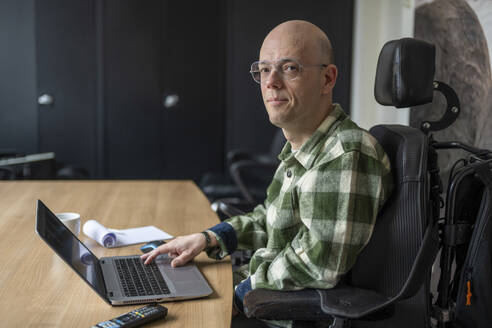 Portrait of Disabled businessman working on his computer. - ISF26797