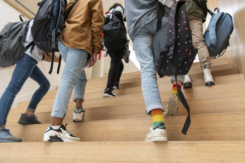 Teenage students walking through the school to their next class - ISF26944