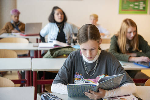 Jugendliche Schüler im Unterricht, die sich auf ihre Arbeit konzentrieren - ISF26945