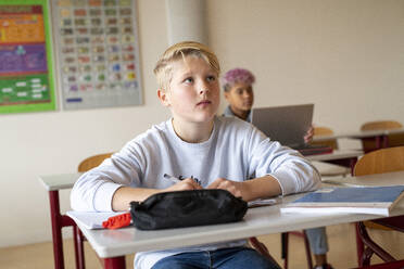 Teenager in der Klasse, die sich auf ihren Lehrer konzentrieren - ISF26949