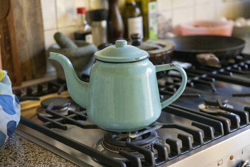 Gas kettle on oven boiling - ISF27259